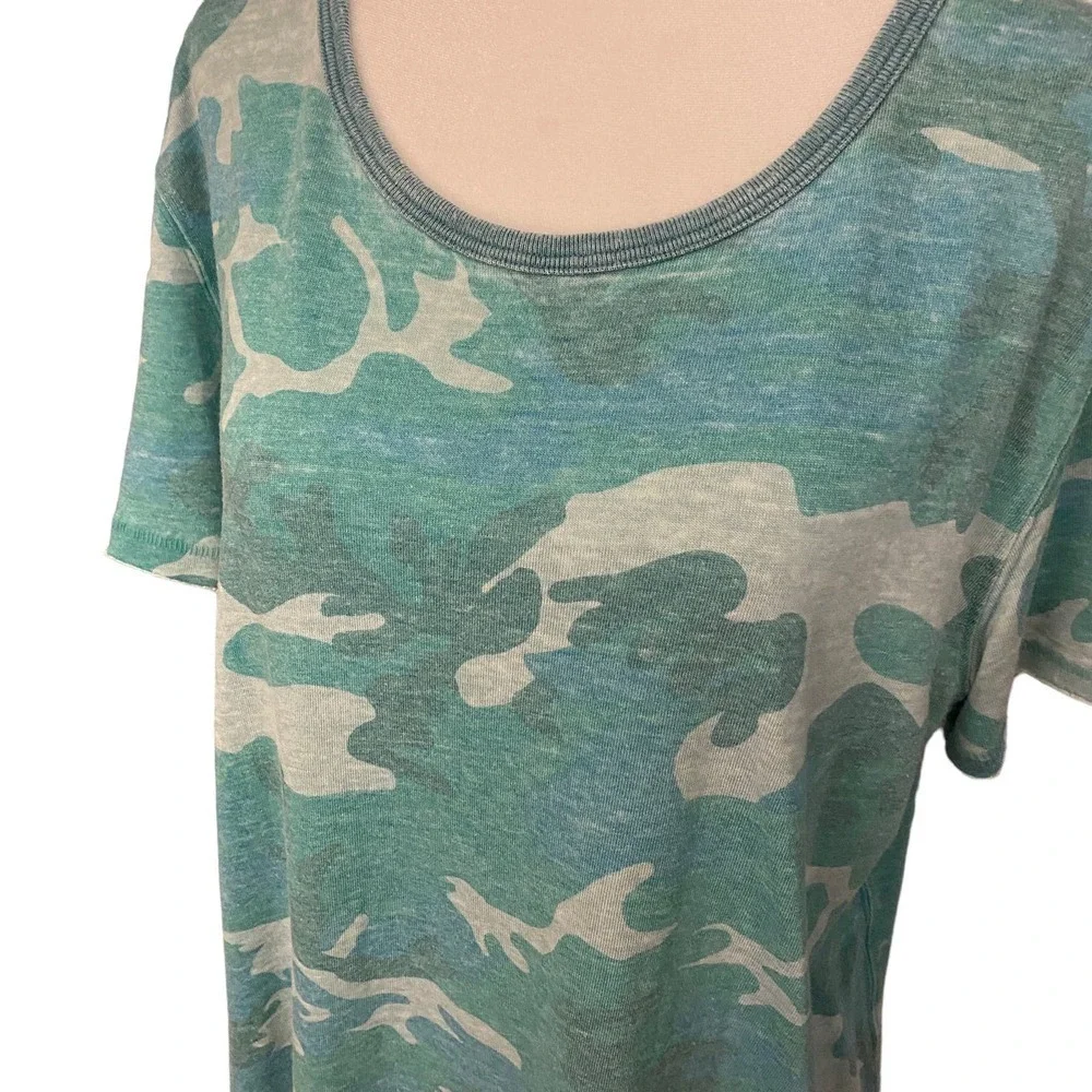 Free People Women Faded Camo Raw Hem Relaxed Crew Neck T-Shirt Green Khaki Small